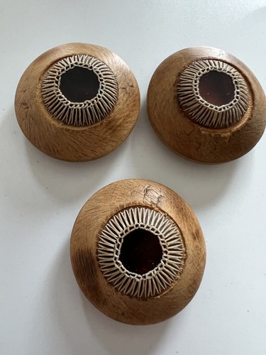 Trois gros bouton - , de