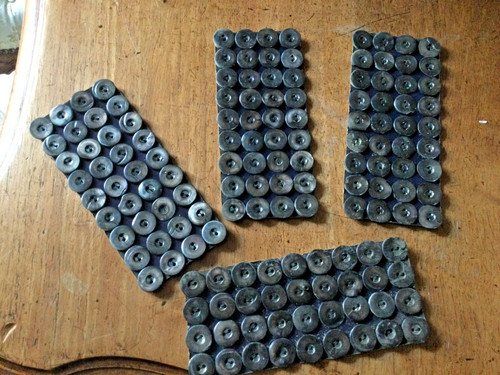 Lot 144 boutons - , anciens