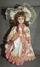 Poupée No 1 - Tête et Mains Porcelaine - Robe Rose - 38cm avec Socle Métal 