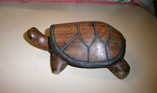 objet de vitrine belle tortue en bois exotique (teck ?) Longueur 15 cm BE