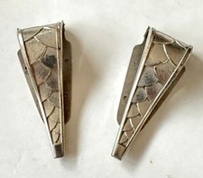Paire de clips en métal argenté pour ceinture de type soie période Art Déco