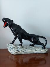 Statue de panthère noire sur