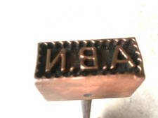 (n°1 ) OUTIL ANCIEN,  FER A MARQUER, tête en cuivre marquage A.B.N