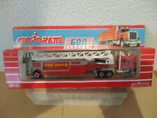 1 camion pompier avec échelle