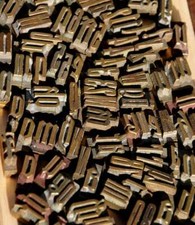 Lot de caractères à dorer police matériel de reliure dorure cuir bronze/laiton ~