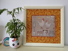tableau avec des poules brodé au point de croix et encadré / cadre mural