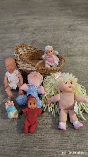 Lot petites poupées - de,