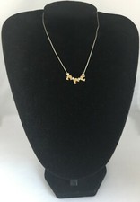 TOUR DE COU/ 4 MICRO PERLES/ ARGENT/ 4 DAUPHINS PLAQUE OR/ ANNEE 2010