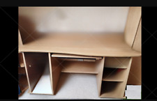 Bureau assez moyennement large.  Meuble lourd et Robuste. 