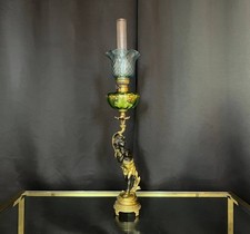 Lampe à huile XIXe en bronze et verre émaillé, décor au putto