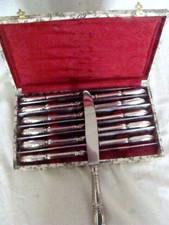 12 couteaux de table métal argenté / inox , style "L. XV" mod. au corp de chasse