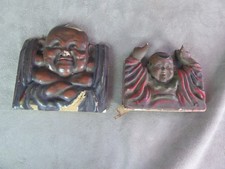 DEUX BUSTES en carton bouilli, ancien. Travail Extrême-Orient.