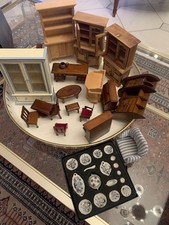 Lot De Meubles Pour Poupées Et Accessoires Miniatures