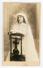 PHOTO CDV, une communiante pose robe blanche missel prie dieu