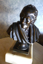 HOUDON Jean Antoine (1741-1828) Buste de VOLTAIRE en bronze. Signé