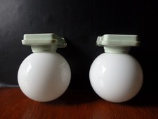 2 APPLIQUES VINTAGE BOULE BLANCHE SUPPORT BAKELITE VERT PALE DESIGN NO LUSTRE