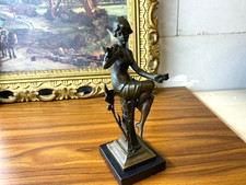 Sculpture d'une dame assise