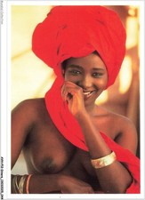 AVHP12-0735-FEMME - Une femme africaine nu avec un foulard rouge sur la tête
