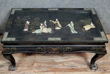 Asie XXe :table basse en laque noire a décors de scénes animées en pierres dures