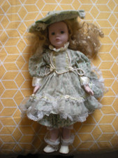 POUPEE VINTAGE AVEC LA TETE  LES MAINS LES PIEDS EN PORCELAINE