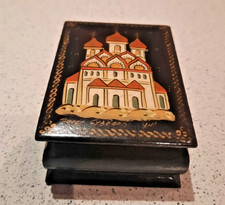 ANCIENNE BOITE EN LAQUE RUSSE PEINTE A LA MAIN SIGNEE