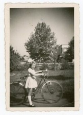 snapshot PHOTO, demoiselle & son vélo bicyclette ancienne