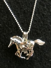 collier avec pendentif cheval