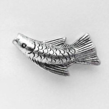 4 perles breloque petits poisson argenté 2 x 4 sm 3D relief écailles nageoires 