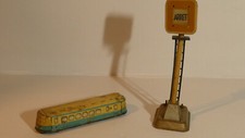 JOUET  EN TOLE A CLEF / LOT  1 SIGNALISATION +1 TRAMWAY TRAIN SNCF / 1930 FRANCE