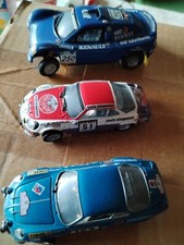 POUR DIORAMA  RALLYE . LOT DE  3  VOITURES AU 1/43 . ROUES BRAQUEES + PILOTES .