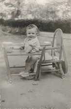 ANCIENNE PHOTOGRAPHIE JEUNE BAMBIN SUR SA CHAISE DANS LE JARDIN A SAINT CHAMAS