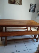 table en pin et ses2 bancs 195x85. une traverse abîmée .