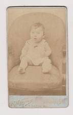 Photo ancienne 🎞️ bébé assis sur fauteuil Boulogne-sur-Mer vers 1890