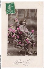AUAP10-0739-ENFANTS - Fillette et pousse-pousse rempli de fleurs - Bonne fete