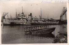 Carte postale LORIENT - Le Port de Guerre. Au premier plan, navire détruit