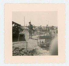 PHOTO snapshot amateur, Campement camp militaire avec une cornemuse bagpipe