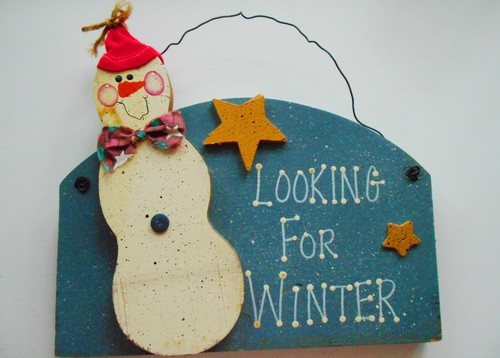Looking for winter snowman - looking,