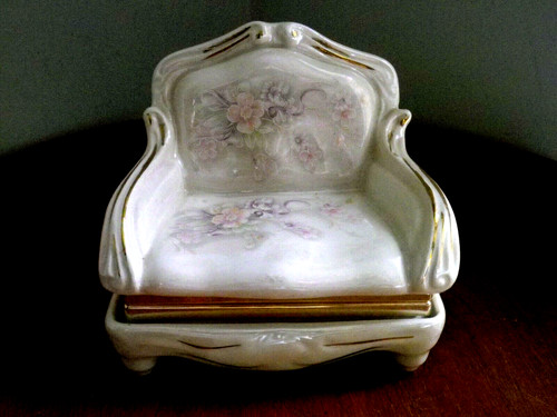 Ancienne petite boite - , à