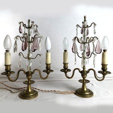 Paire de girandoles en laiton, pendeloques translucides et mauves