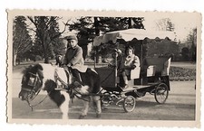 Petites filles garçon sur poney avec carriole - photo ancienne amateur an. 1951