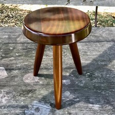 Rare tabouret berger en acajou de Charlotte Perriand .