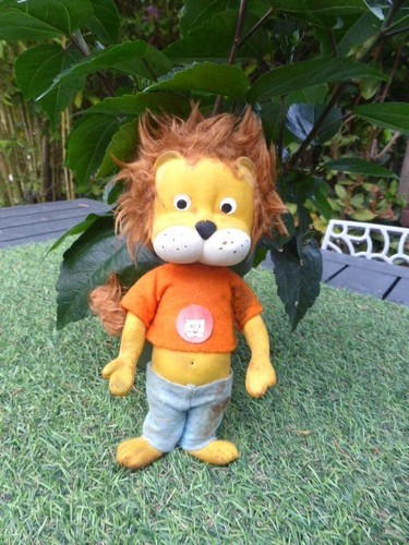 Tres rare petit lion - petit, en