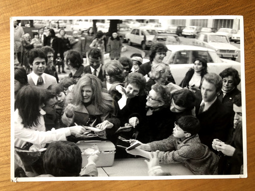 Dalida assaillie par les fans - par,