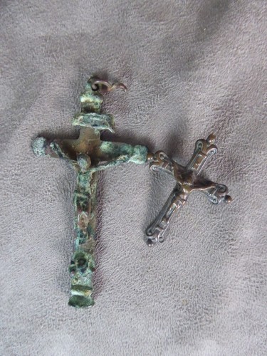Deux crucifix anciens en - crucifix, anciens: