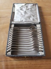 SUITE DE 12 FOURCHETTES À HUITRE MÉTAL ARGENTÉ ERCUIS MODÈLE Coquillage 