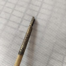 ancien porte plume En Os et laiton motif en relief