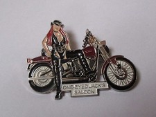 Pin's pin up - moto / Rassemblement One Eyed Jack's saloon (double accroche)
