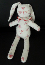 F2. Doudou PELUCHE PETIT BATEAU LAPIN blanc fleur rose bleu col rouge billes TBE