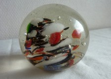 Ancien presse papier en verre soufflé et motif coloré en spirale. Bon état