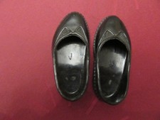 Paire de chaussures noires pour la poupée mannequin Betsie de Bella